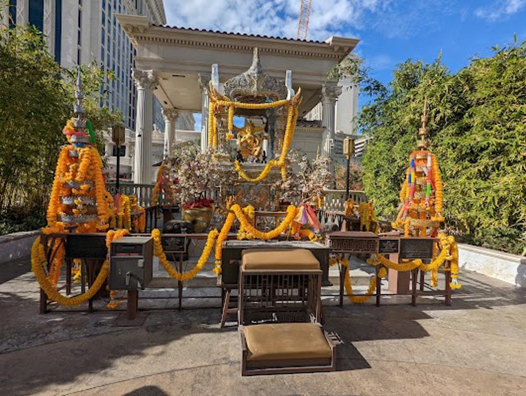 ศาลท้าวธรรมปาละพรหม - Essential thing to do in Bangkok