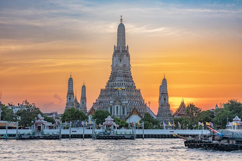 Explore Wat Arun Ratchawararam Ratchaworamahawihan in Bangkok, Thailand