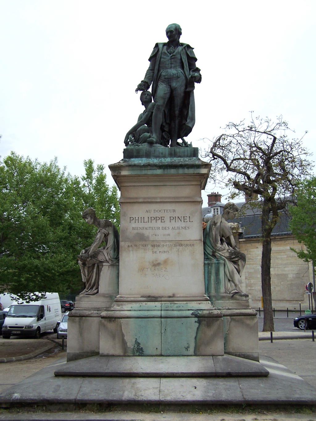 Statue du docteur philippe pinel - Best thing to do in Paris