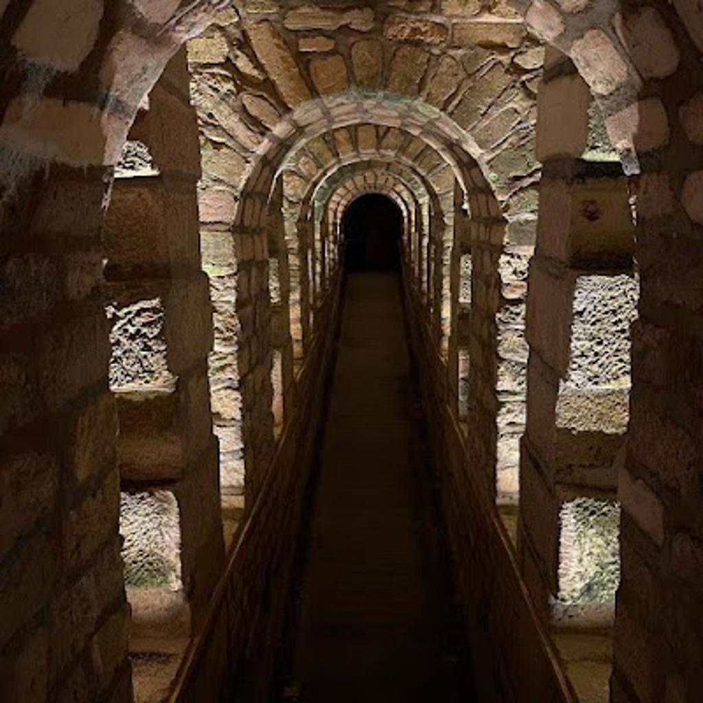 Catacombs of Paris image 5