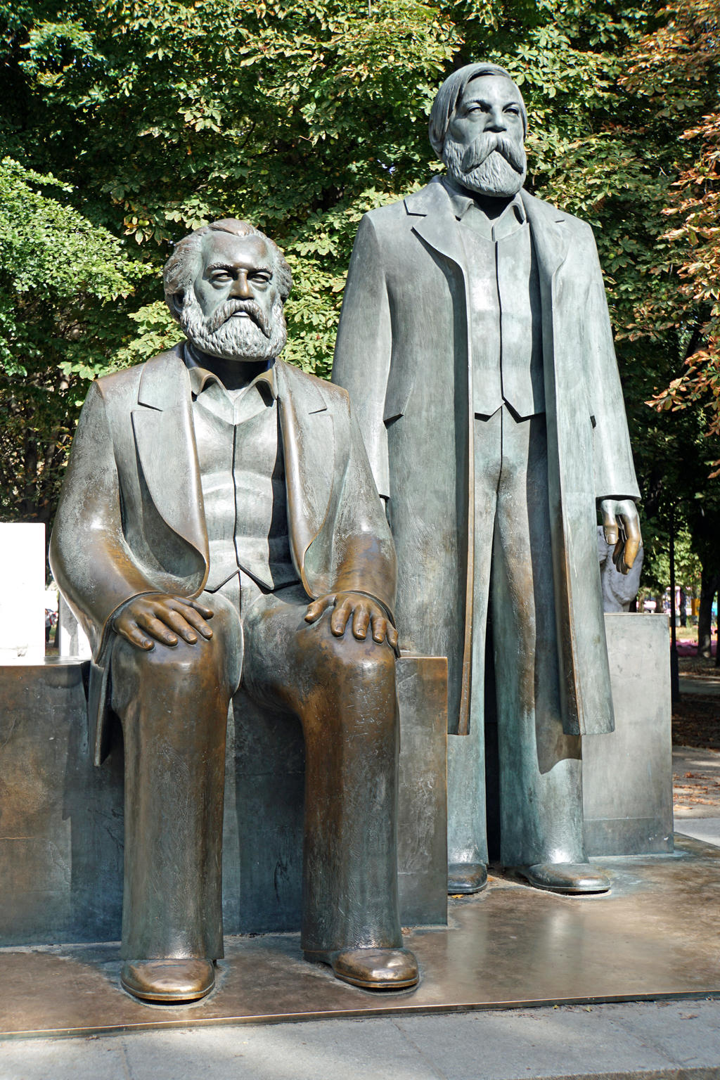 Marx-Engels-Denkmal image 1