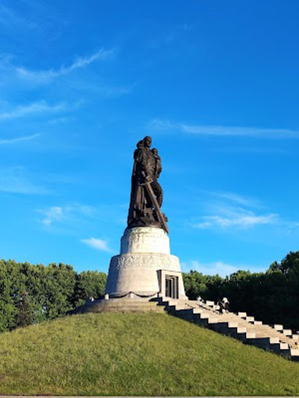 Sowjetisches Ehrenmal - Highlight of Berlin