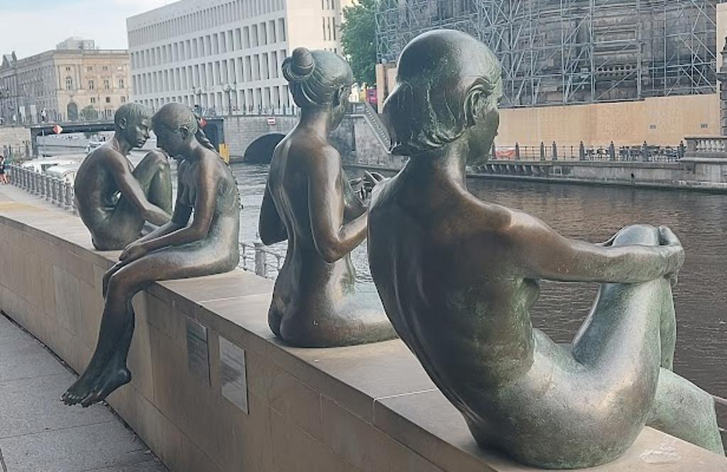 Discover Liegende weibliche Figur - Amazing attraction in Berlin