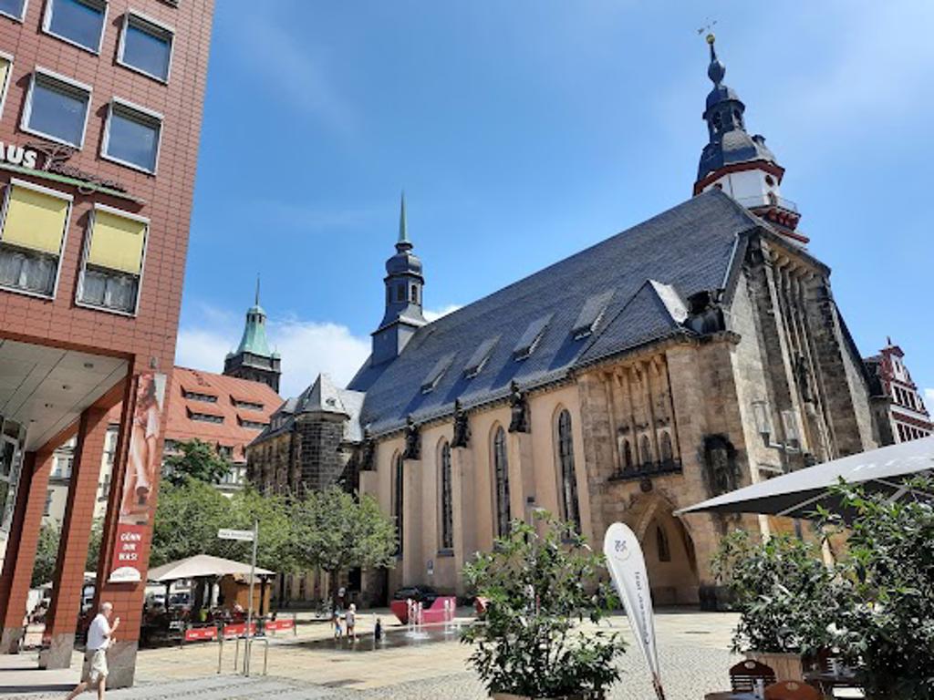 Skulpturengruppe "12 grad 55 minuten 11 sekunden östliche länge“ - Best thing to do in Chemnitz